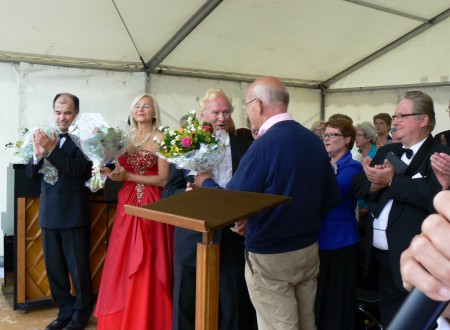 De organisator, Jan Broekkamp, bedankte de dirigent, de sopraan Karin ten Cate en Eric Noya, de pianist met een bloemetje.